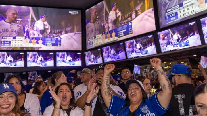 Fuegos artificiales y fiesta en la calle: así celebraron los aficionados de los Dodgers la victoria en la Serie Mundial
