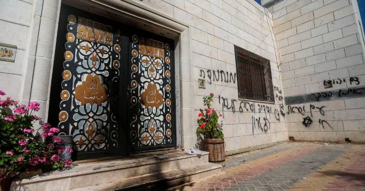 Colonos israelíes asaltan e incendian una mezquita en Cisjordania