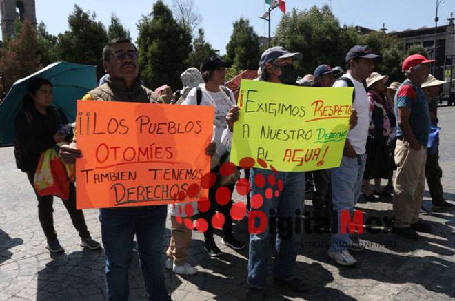 Video: Vecinos de San Pablo Autopan protestan frente al Palacio de Gobierno por cierre de pozo