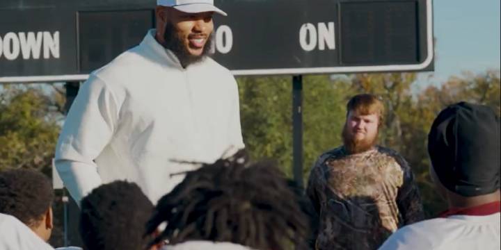 Titans’ Jeffrey Simmons helps donate new equipment to Nashville high school football team