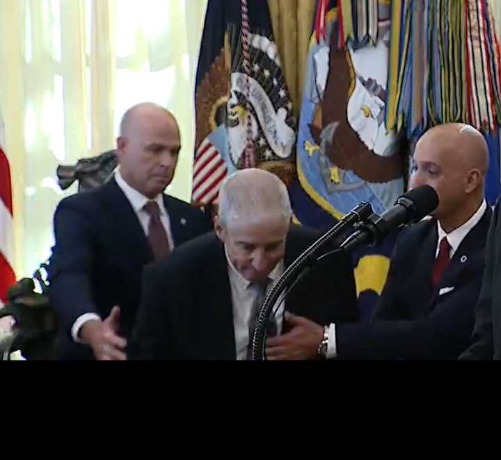 Incidente en el Salón Oval. Un ejecutivo de la industria farmacéutica se desmayó en plena conferencia de Trump