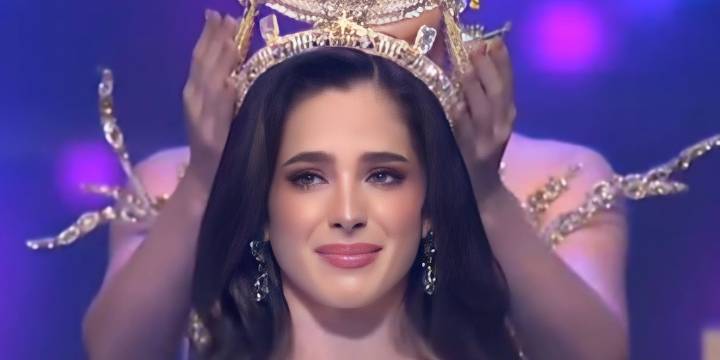 Fátima Bosch luce peinado al estilo Frida Kahlo en su entrevista a puerta cerrada de Miss Universo 2025