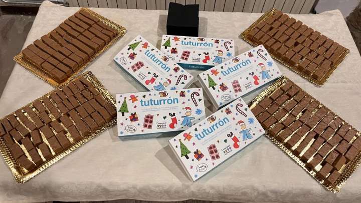 La Navidad sabe a solidaridad en Huesca con el turrón que ayuda a los niños con cáncer
