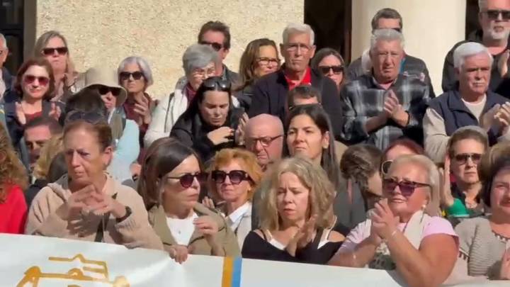 Un centenar de vecinos se concentra por el asesinato de una mujer en Rincón de la Victoria