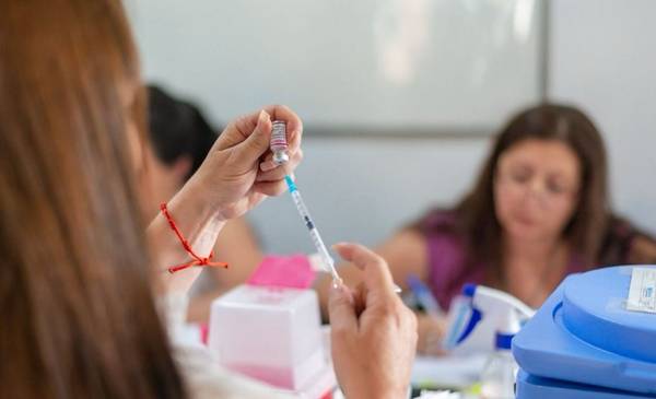 La provincia refuerza la vacunación casa por casa ante el brote de coqueluche en el país