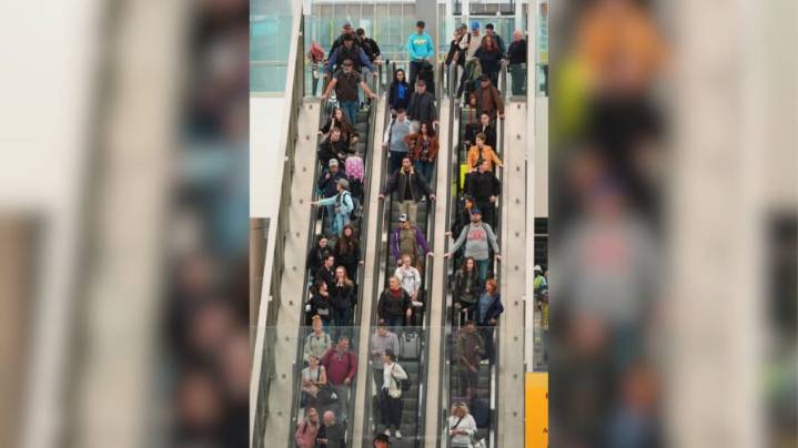 US airlines cancel more than 2,500 weekend flights largely due to government shutdown