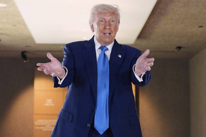 Donald Trump ha llenado su vitrina de fastuosos regalos desde que retornó a la Casa Blanca