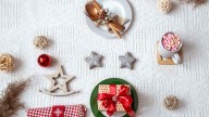La tendencia de decoración de mesa para Navidad que tendrá lugar este 2025: adiós al mantel rojo y servilletas verdes