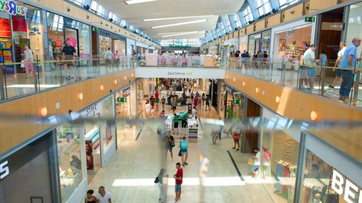 Las grandes superficies comerciales piden poder elegir 10 festivos de apertura