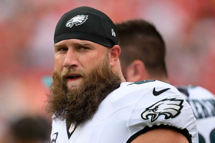 Eagles OT Lane Johnson suffers knee injury vs. Packers