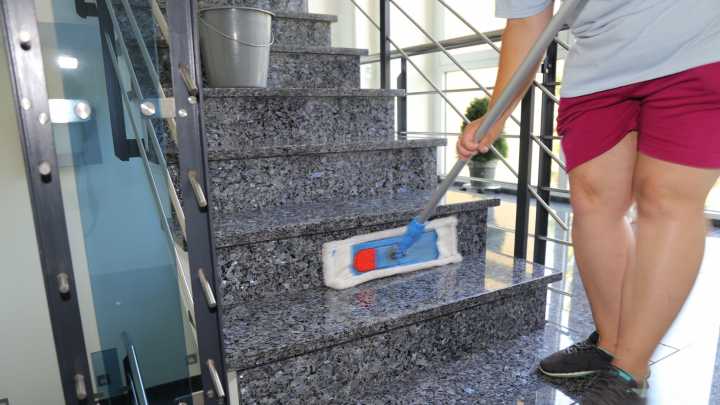 Miriam Ruiz, abogada: “Si tienes contratada a una empleada del hogar, es obligatorio que tengas suscrito un plan de prevención de riesgos laborales. Si no lo haces, te pueden multar con 225.000 euros”