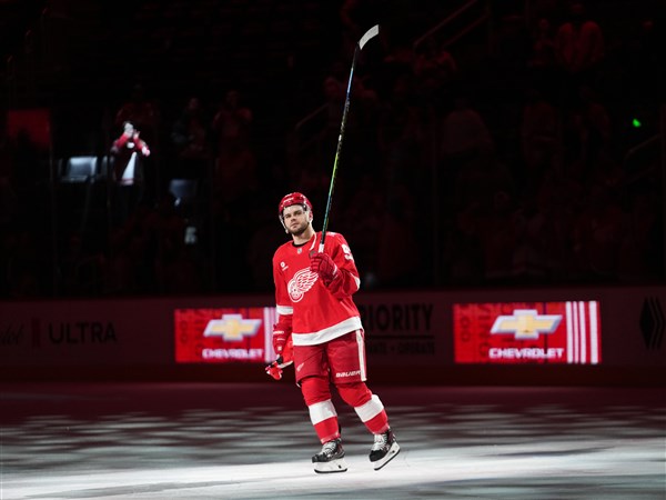 Raymond scores tiebreaking goal in 3rd period as Red Wings beat Rangers 2