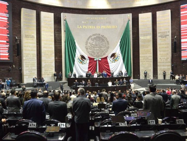 Entre luto, pancartas y reclamos, diputados arrancan debate del Presupuesto 2026