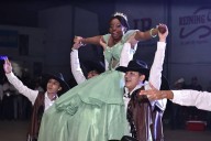 Saltillo: Asisten decenas a XV años de Steisy tras viral invitación de hermanos por TikTok