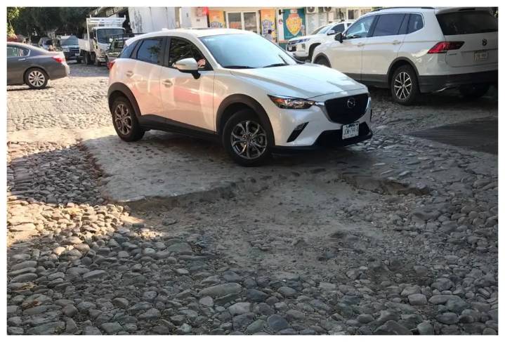 Denuncian el pésimo estado de la calle Jacarandas en Puerto Vallarta; “la arreglaron hace tres meses y hoy está peor”