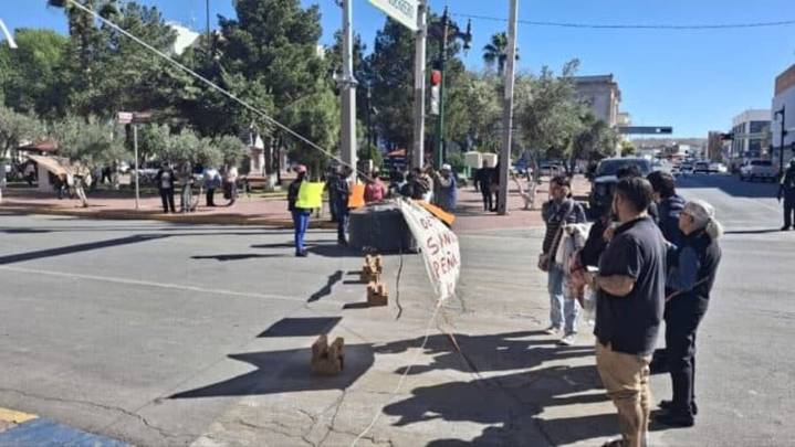 Bloquean vecinos e centro por falta de agua