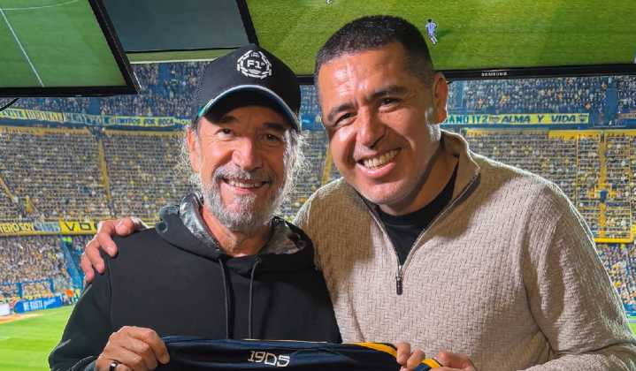 El “Buki” visitó Boca Juniors y fue homenajeado por Juan Román Riquelme