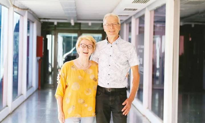 Una pareja finlandesa enseña su lengua materna durante su estadía en Oberá