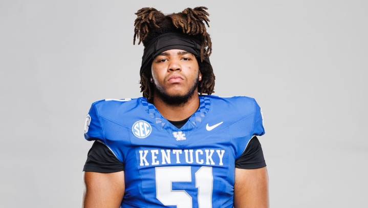 Un jugador de americano es acusado de apuñalar a dos compañeros antes de un partido