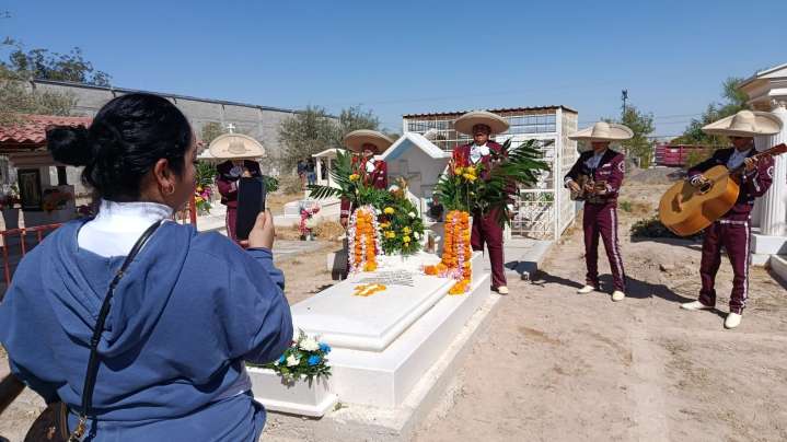 Donde la muerte tiene música: Lerdo honra a sus muertos entre música y flores