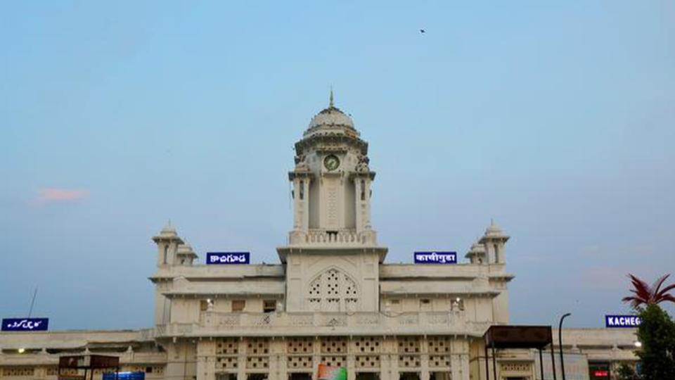 RPF constable saves passenger at Kacheguda railway station