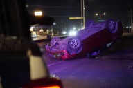 Pierde el control, vuelca su auto y se da a la fuga en Saltillo