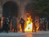 Policía lesionada por bomba molotov en el Zócalo recibe alta médica