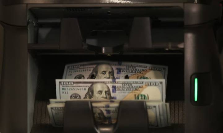 El dólar subió por quinto día seguido y se acerca al techo de las bandas cambiarias