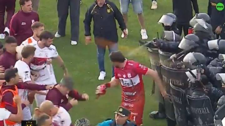 La policía le tiró gas pimienta a los jugadores de Deportivo Morón tras quedar eliminado del reducido