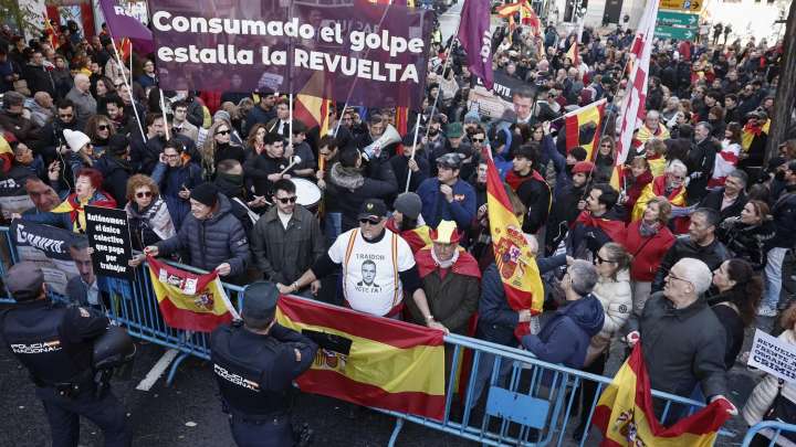 Un detenido en una protesta ante la sede del PSOE en Madrid, que reúne a 400 personas contra el Gobierno