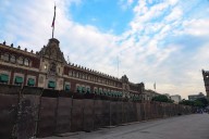 Defiende Claudia Sheinbaum vallas en Palacio Nacional: ‘Es para proteger a manifestantes y policías’