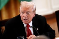 Trump llama “absurda” orden federal que le obliga asignar fondos a programa alimentario