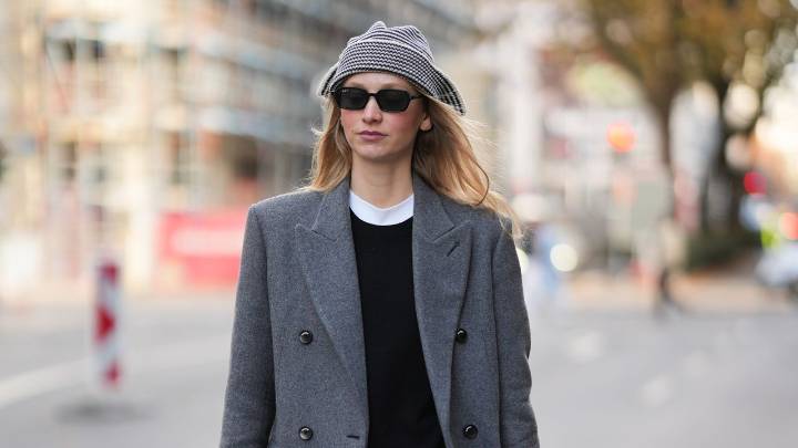 Cómo combinar blusas largas con jeans rectos, acampanados, flare, cigarette y más diseños en invierno 2025