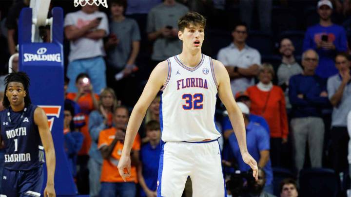 Florida fans go wild after 7-foot-9 center plays first college minutes