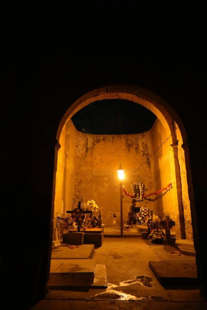 ENTRE FLORES, VELAS Y ORACIONES, VILLA DE POZOS RINDE HOMENAJE A FIELES DIFUNTOS