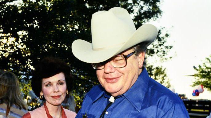 Quiénes fueron los hermanos Hunt, los “gangsters de la plata” que manipularon el precio del metal y provocaron el colapso del mercado