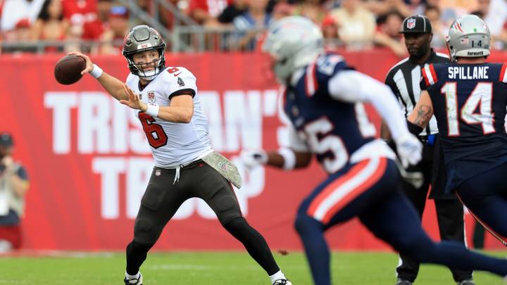 Baker Mayfield tosses 10-yard TD pass, Bucs trail Patriots 21