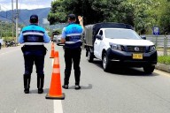 Conductor ebrio embistió a agente y provocó grave emergencia