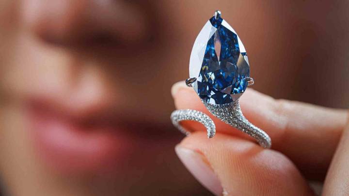 Esta fue la millonaria suma por la que subastaron un diamante azul "de pureza excepcional" en Ginebra