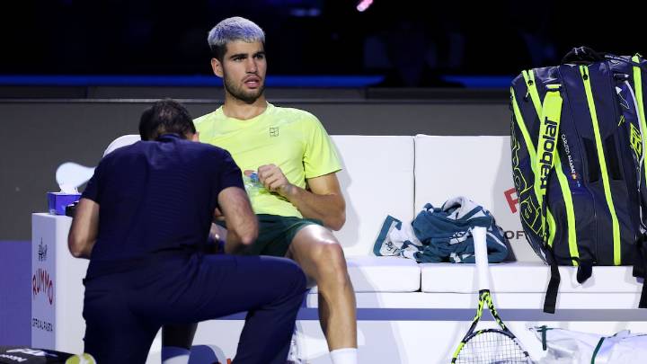 Alcaraz enciende todas las alarmas en Turín: termina jugando la final de las ATP Finals con un vendaje en su muslo derecho