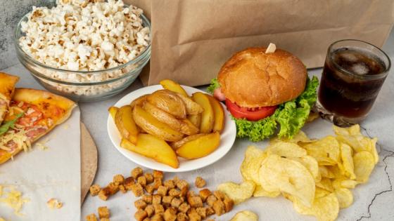 Ultraprocesados, posible causa del alza de cáncer de colon en jóvenes