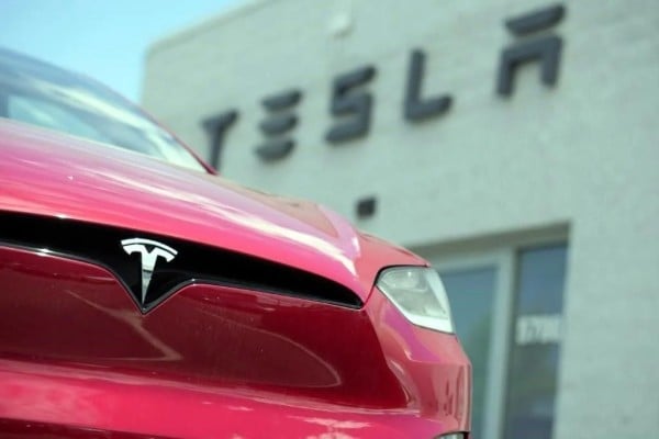 Insinúa Musk que Tesla prepara un auto volador