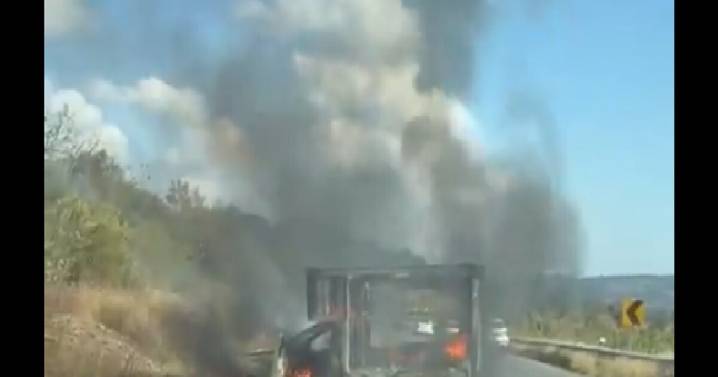 Narcobloqueos en Michoacán hoy: CJNG quema vehículos en 12 municipios