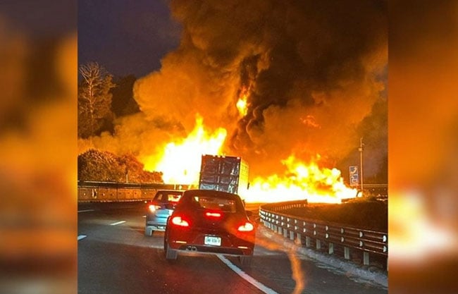 Capufe cierra la México-Puebla tras volcadura e incendio de pipa en km 48