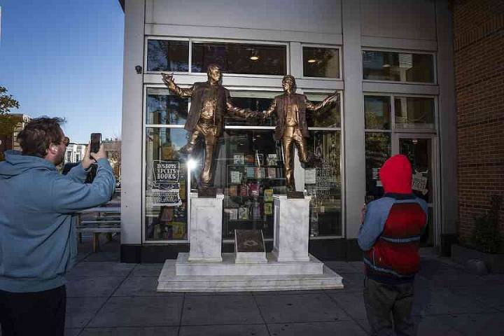 Trump-Epstein statue gets new location