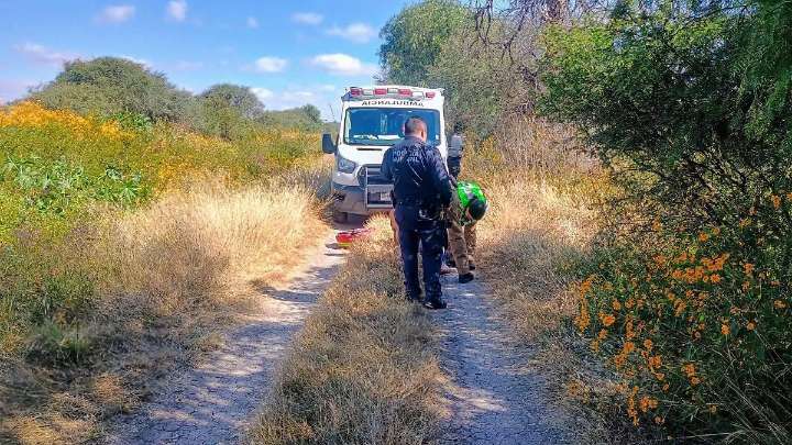 Tras robo a trailero, lo dejan abandonado en un camino de terracería