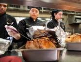 EPCC y HOME se unen para entregar pavos en Acción de Gracias