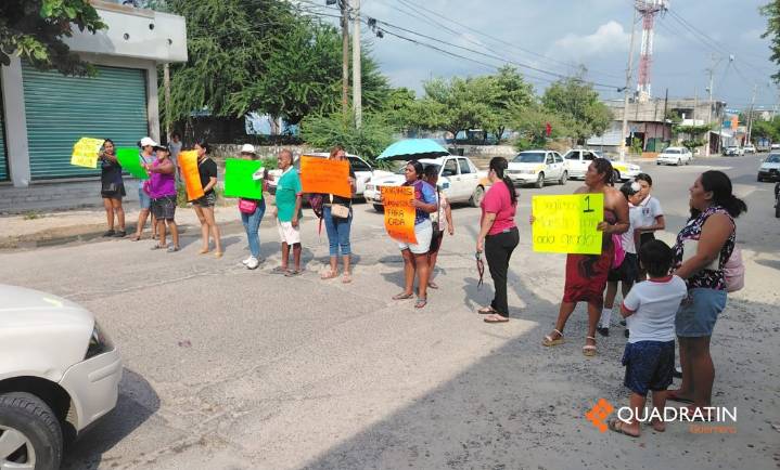 Bloquean bulevar en Acapulco para exigir 2 maestros en primaria
