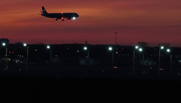 FAA lifts order slashing flights, allowing commercial airlines to resume their regular schedules