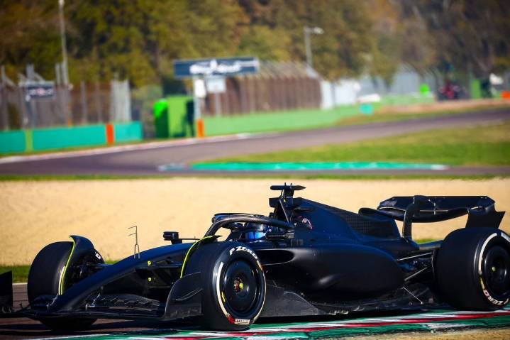 Checo Pérez vuelve a la pista con Cadillac… manejando un Ferrari en su primer test rumbo a la F1 2026 -